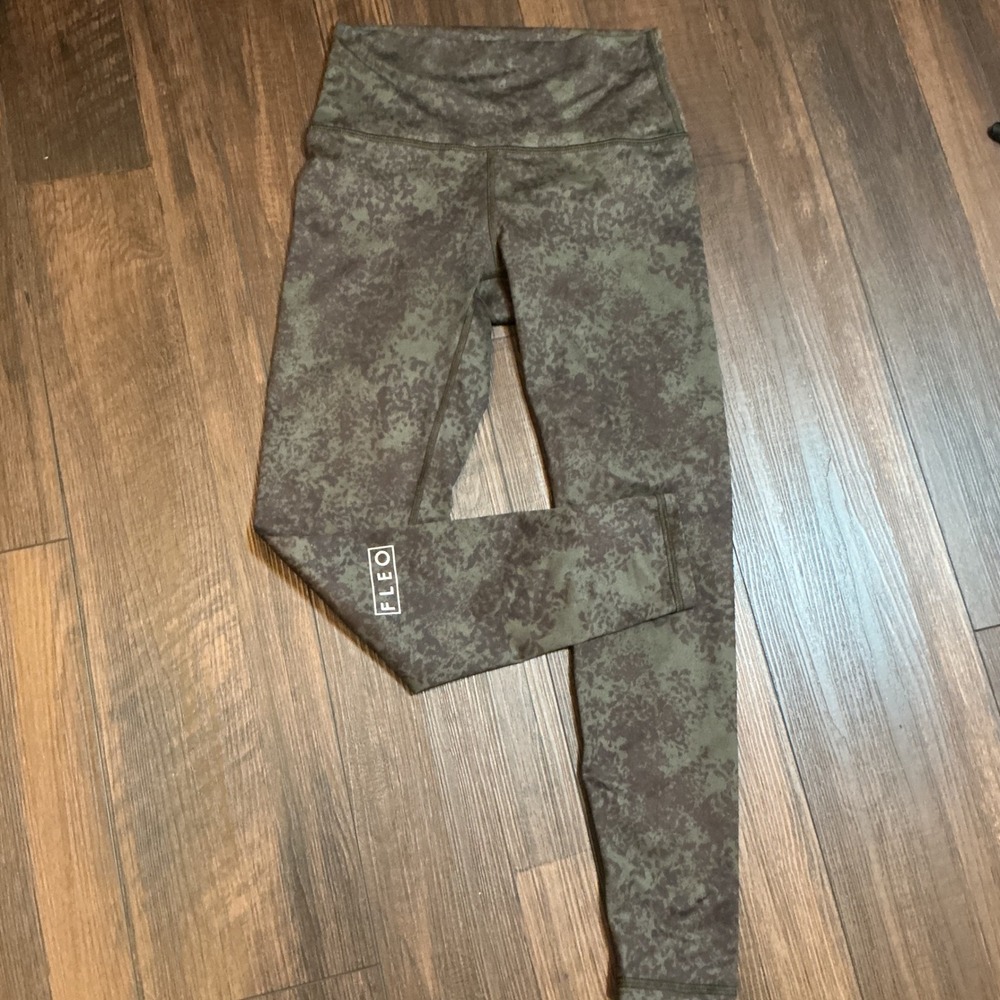 FLEO High Waisted Camo Splatter Leggings Olive Green Athletic Workout Medium M